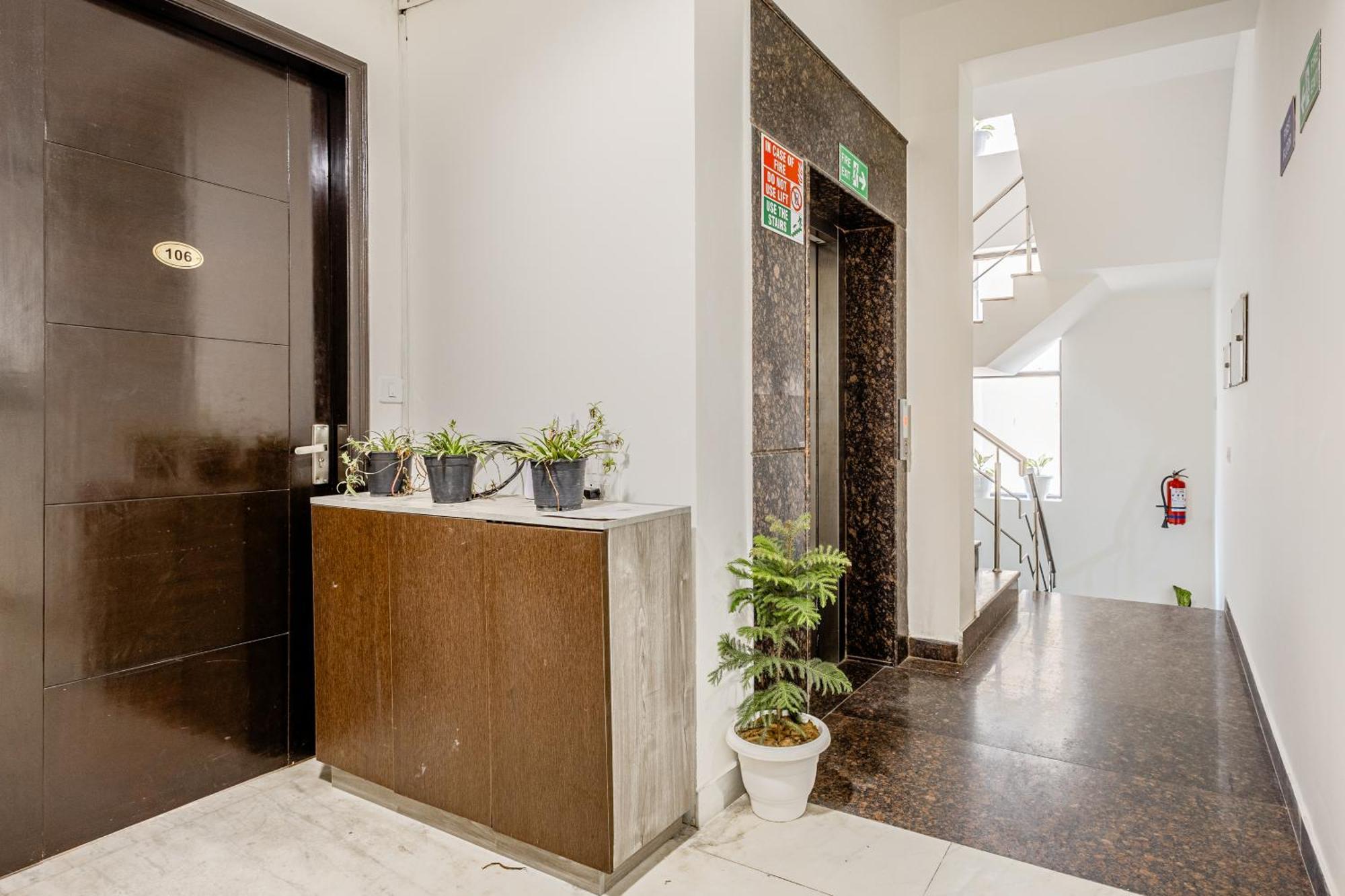 Lime Tree Service Apartment Golf Course Road, Гургаон Экстерьер фото